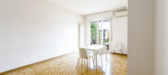 3 bedrooms Apartment in Modena, Italy No. 353657 2