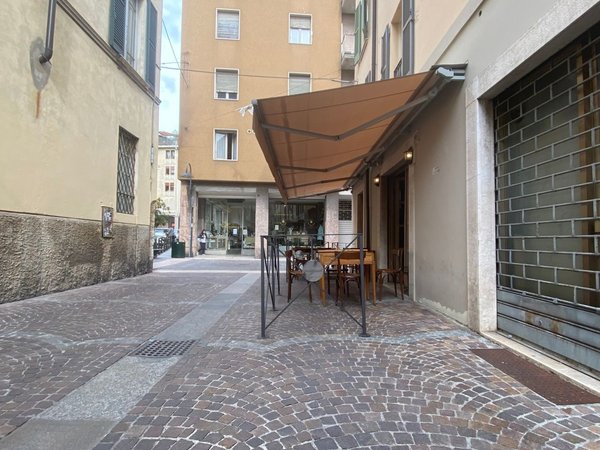 Коммерческая недвижимость с 4 комнатами в Брешиа, Италия № 86077