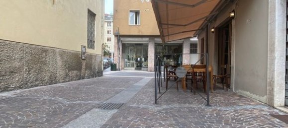 Коммерческая недвижимость с 4 комнатами в Брешиа, Италия № 86077 23