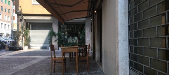 Коммерческая недвижимость с 4 комнатами в Брешиа, Италия № 86077 8