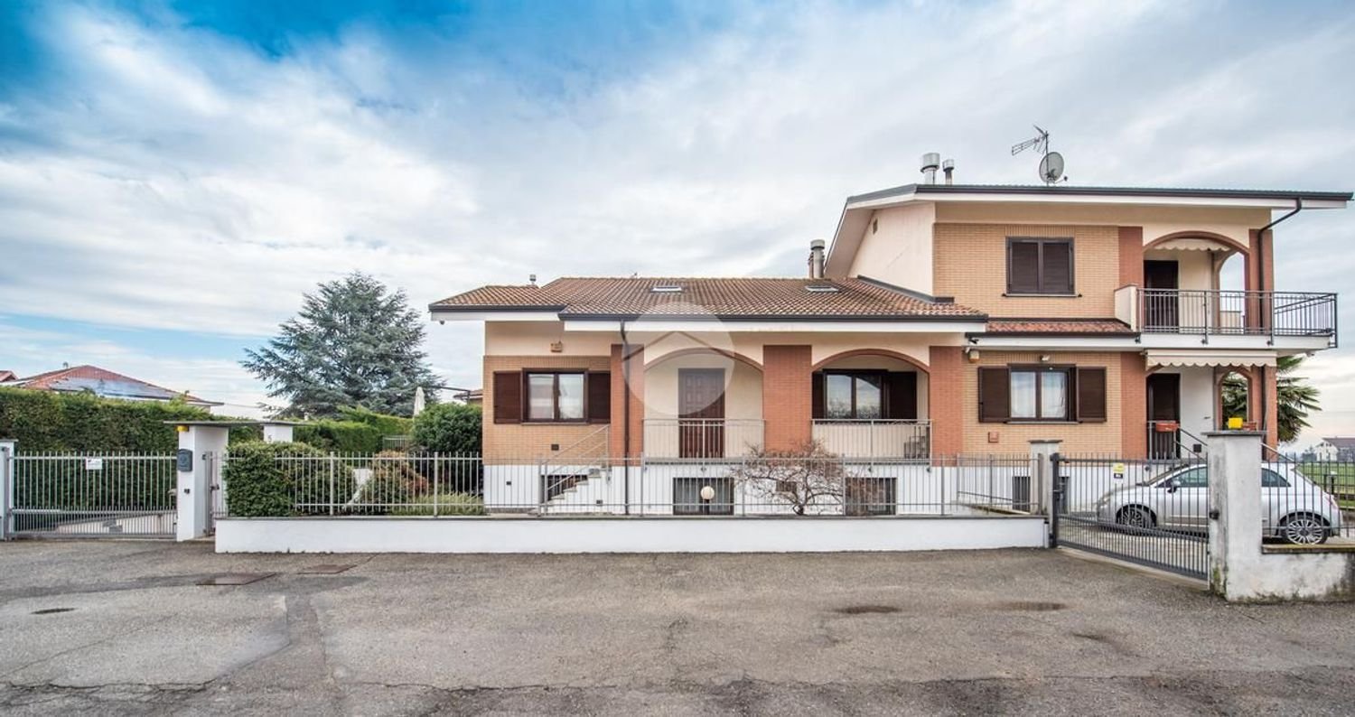 8 rooms House in Volvera, Italy No. 27465