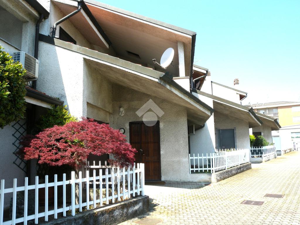 2 bedrooms Villa in Origgio, Italy No. 196656