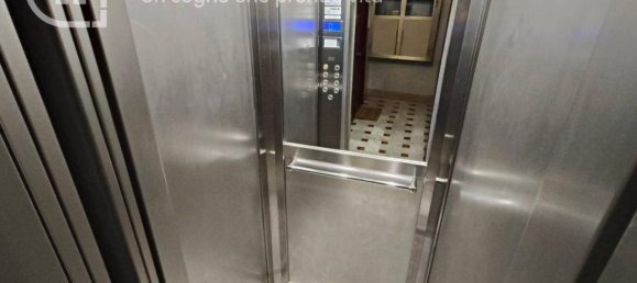 3-salle Appartement à Portici, Italy No. 26782 75