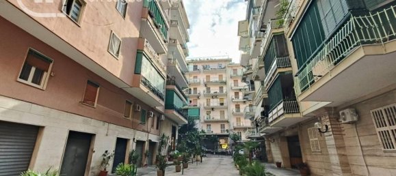 3-salle Appartement à Portici, Italy No. 26782 34