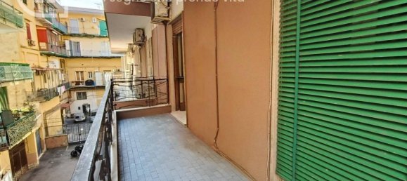 3-salle Appartement à Portici, Italy No. 26782 26