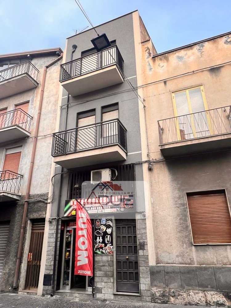 5 rooms House in Adrano, Italy No. 90862