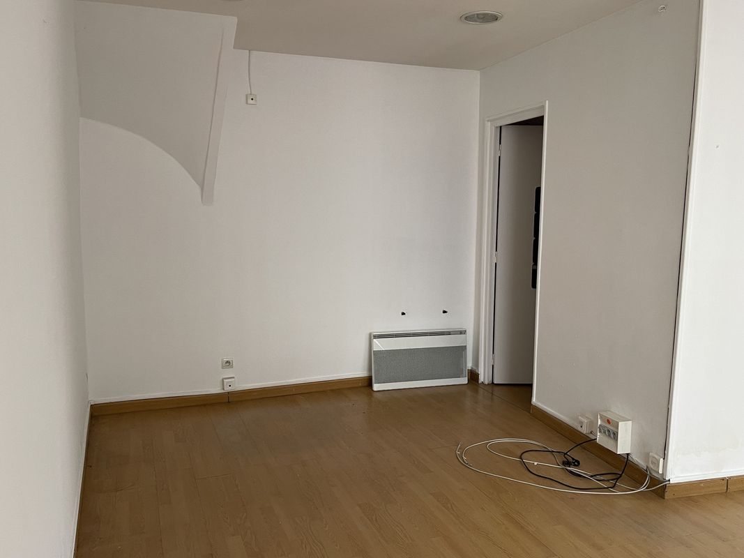 28m² Commercial property in Couilly-Pont-aux-Dames, France No. 178794