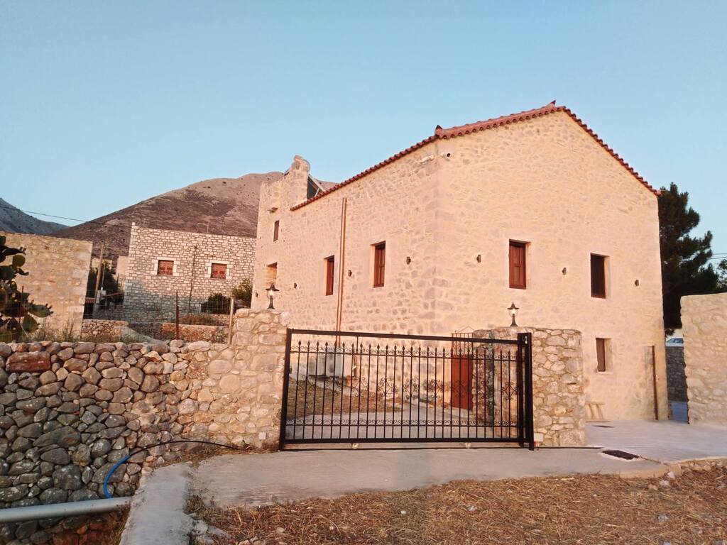 Adosado de 4 dormitorios en Laconia, Greece No. 2139