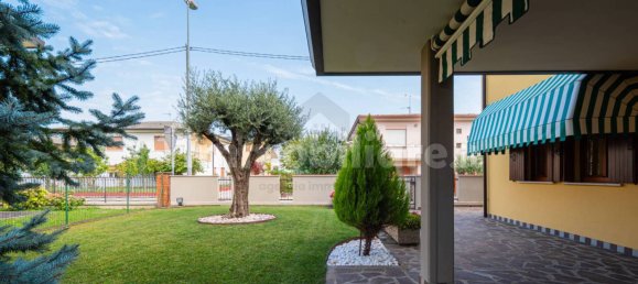 3 bedrooms Villa in Roncade, Italy No. 301615 4