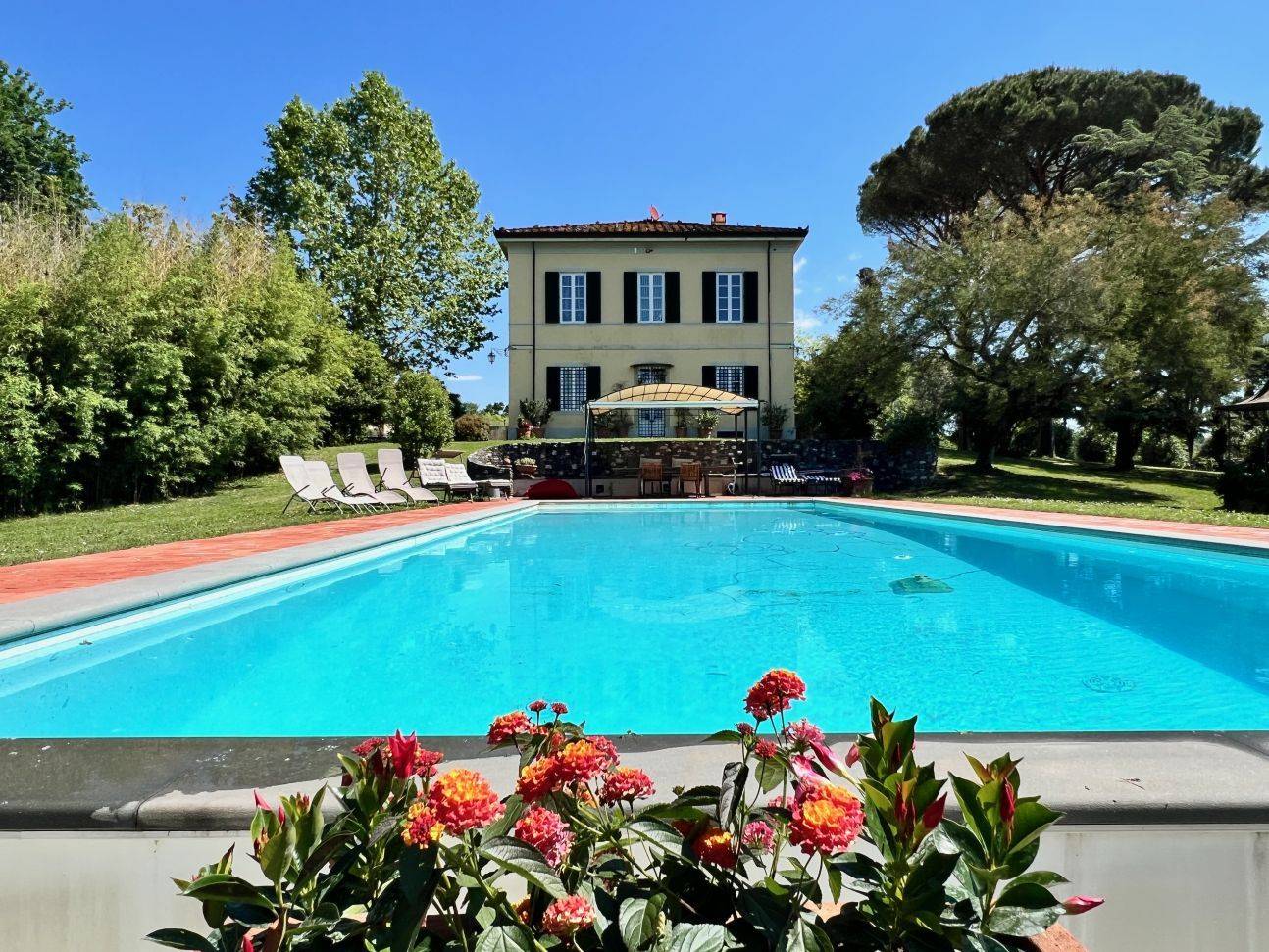 Вилла с 6 спальнями в Лукка, Италия № 115800