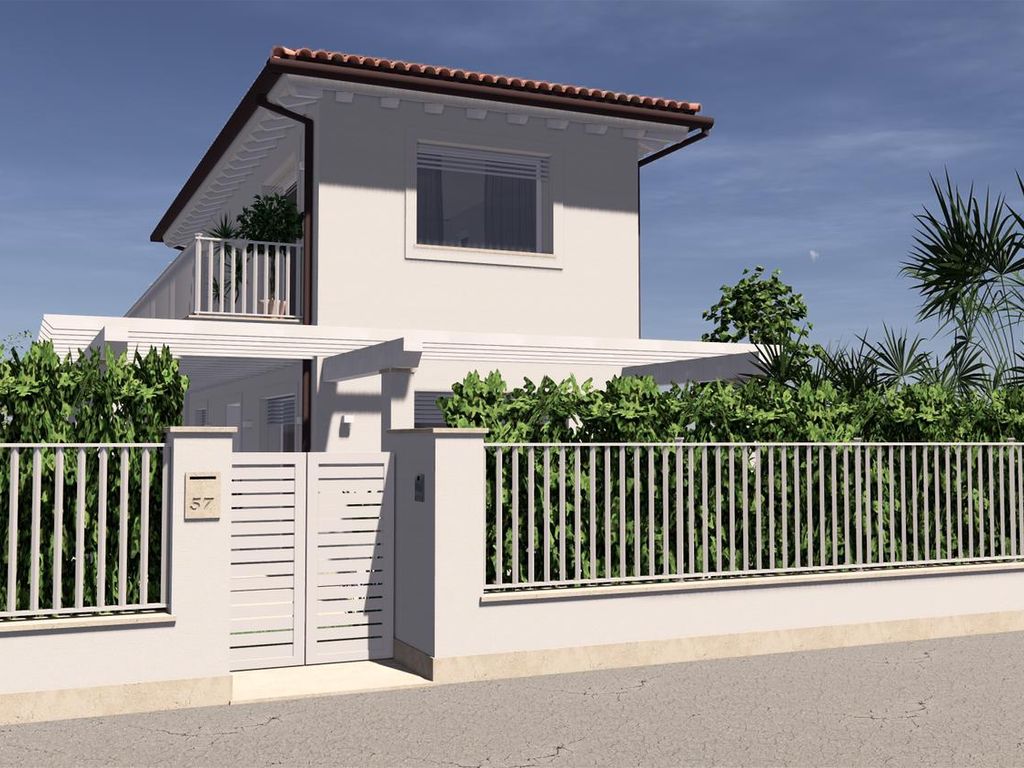 4 bedrooms Villa in Forte dei Marmi, Italy No. 179342