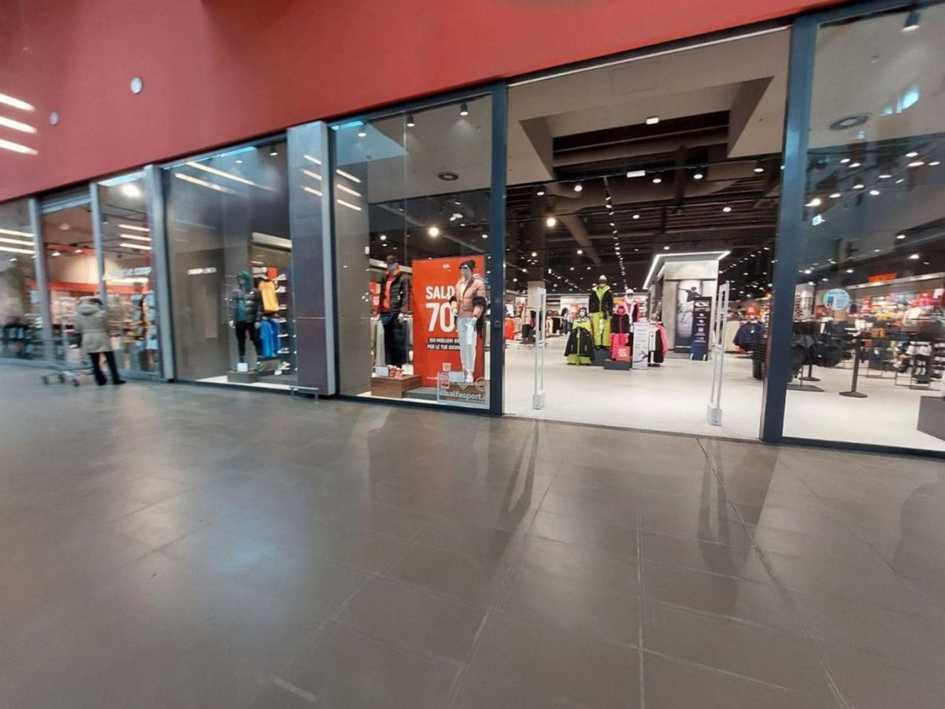 1363m² Commercial property in Piacenza, Italy No. 372501