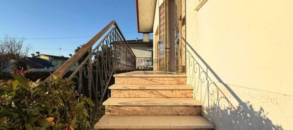 8 rooms House in San Michele al Tagliamento, Italy No. 33275 3