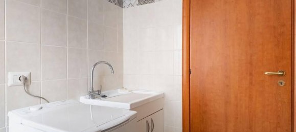 3 rooms Apartment in Rome, Italy No. 32912 32