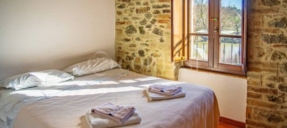 5 rooms Commercial property in Montone, Italy No. 277169 2