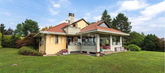 3 bedrooms Villa in Guanzate, Italy No. 7211 9