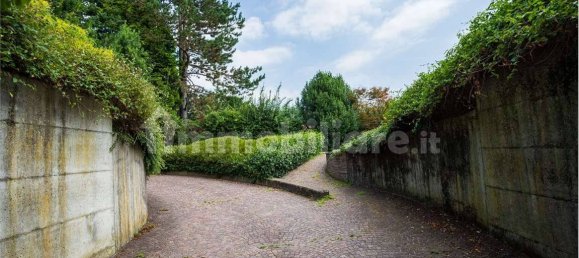 3 bedrooms Villa in Guanzate, Italy No. 7211 74