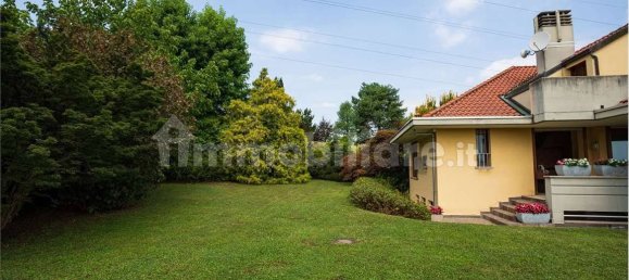 3 bedrooms Villa in Guanzate, Italy No. 7211 2