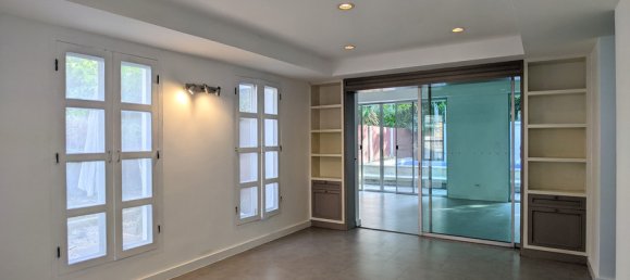 4 bedrooms Villa in Bangkok, Thailand No. 4974 2