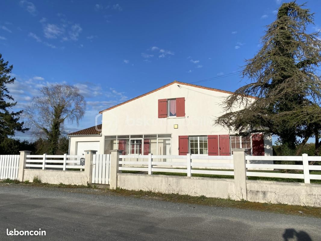 Casa de 5 dormitorios en Pont-l'Abbe-d'Arnoult, France No. 96108