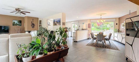 4 bedrooms House in Saint-Regle, France No. 156577 10