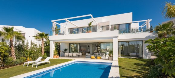 5 bedrooms Villa in Marbella, Spain No. 4806 26