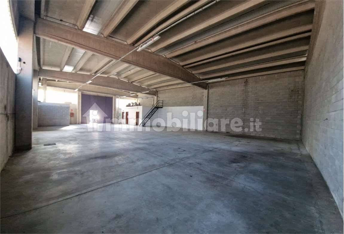 Almacén de 2 habitaciónes en Senna Comasco, Italy No. 374303