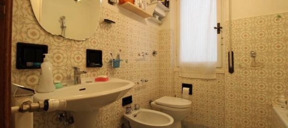 Apartamento de 2 dormitorios en Genoa, Italy No. 36618 24