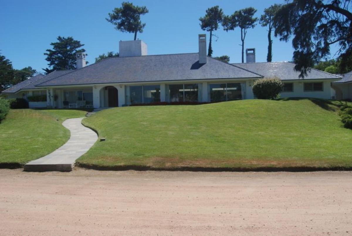 4 bedrooms House in Maldonado, Uruguay No. 5425