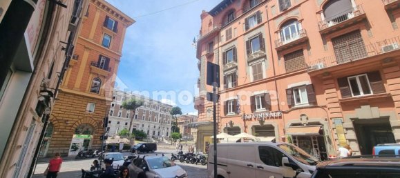 2 rooms Commercial property in Rome, Italy No. 333991 4