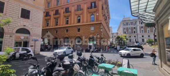 2 rooms Commercial property in Rome, Italy No. 333991 2