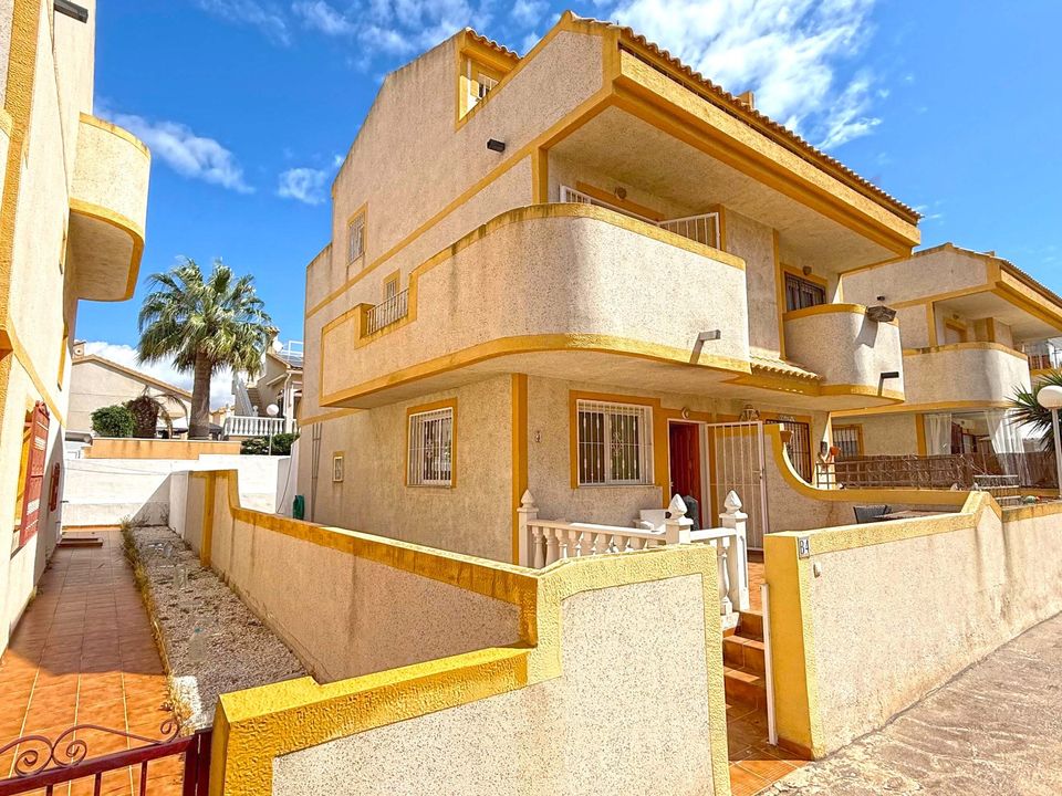 3 bedrooms Villa in Alicante, Spain No. 222589
