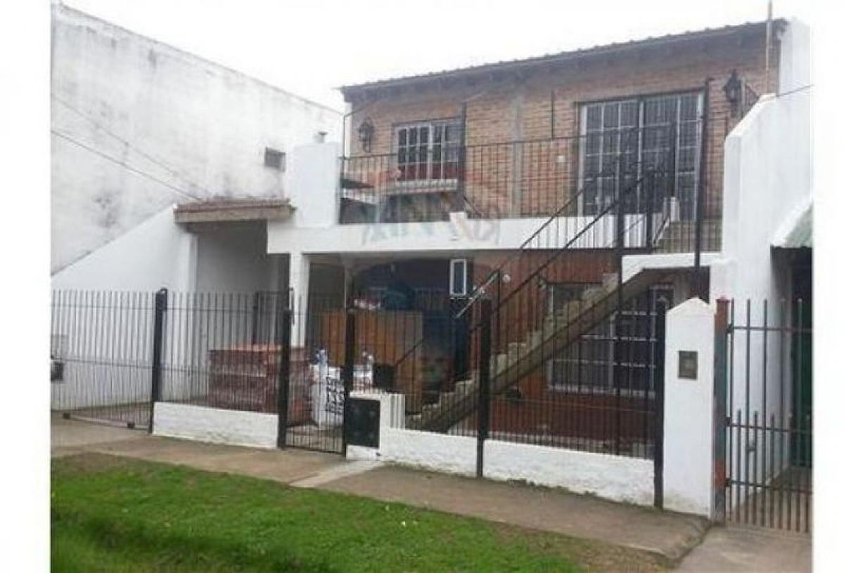 4 bedrooms House in Malvinas Argentinas, Argentina No. 8080