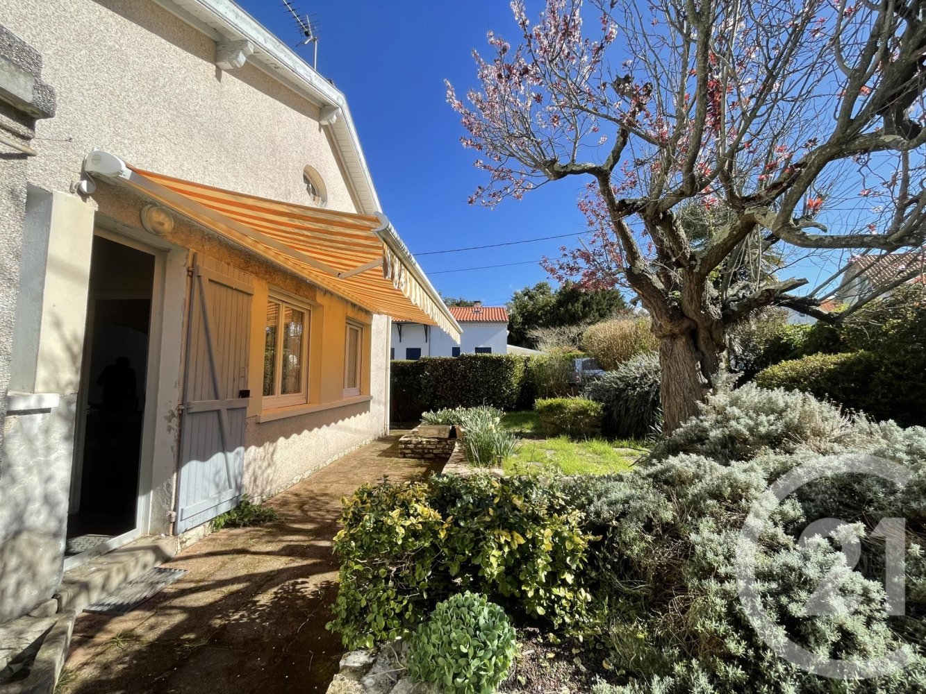 2 bedrooms House in Royan, France No. 102185