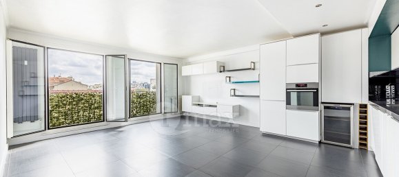 Apartamento de 3 dormitorios en Courbevoie, France No. 146210 2