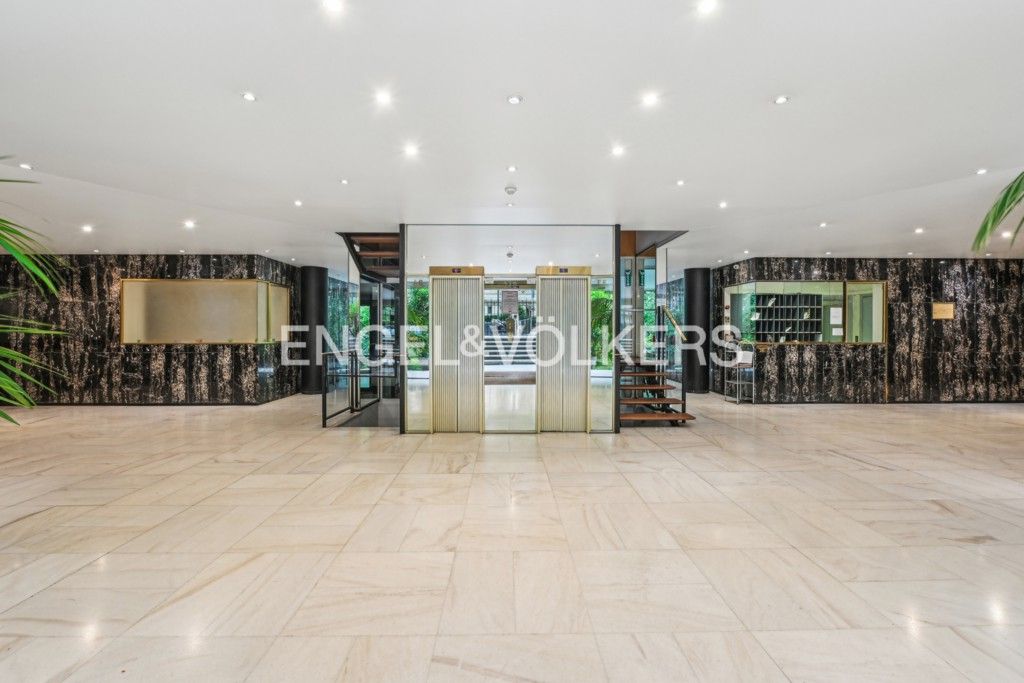 3 bedrooms Apartment in Paris, France No. 171975