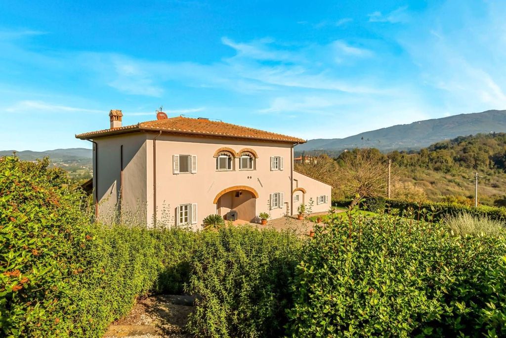 4 bedrooms Villa in Reggello, Italy No. 120168