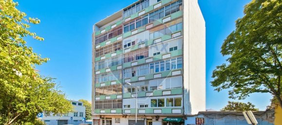 2 bedrooms Apartment in Lisbon, Portugal No. 52333 2