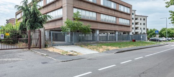 423m² Office in Trezzano sul Naviglio, Italy No. 13202 2