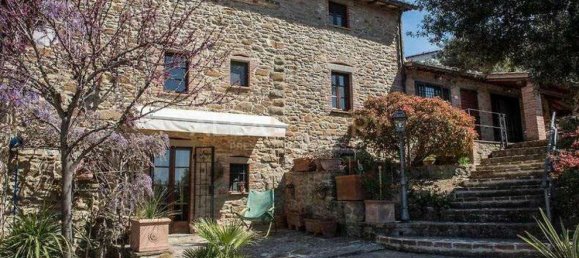 4 bedrooms Villa in Passignano sul Trasimeno, Italy No. 484 2