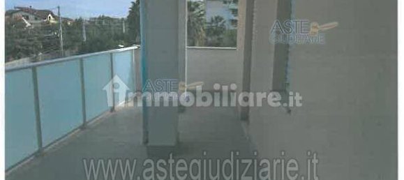 4-salle Appartement à Roseto degli Abruzzi, Italy No. 98293 2