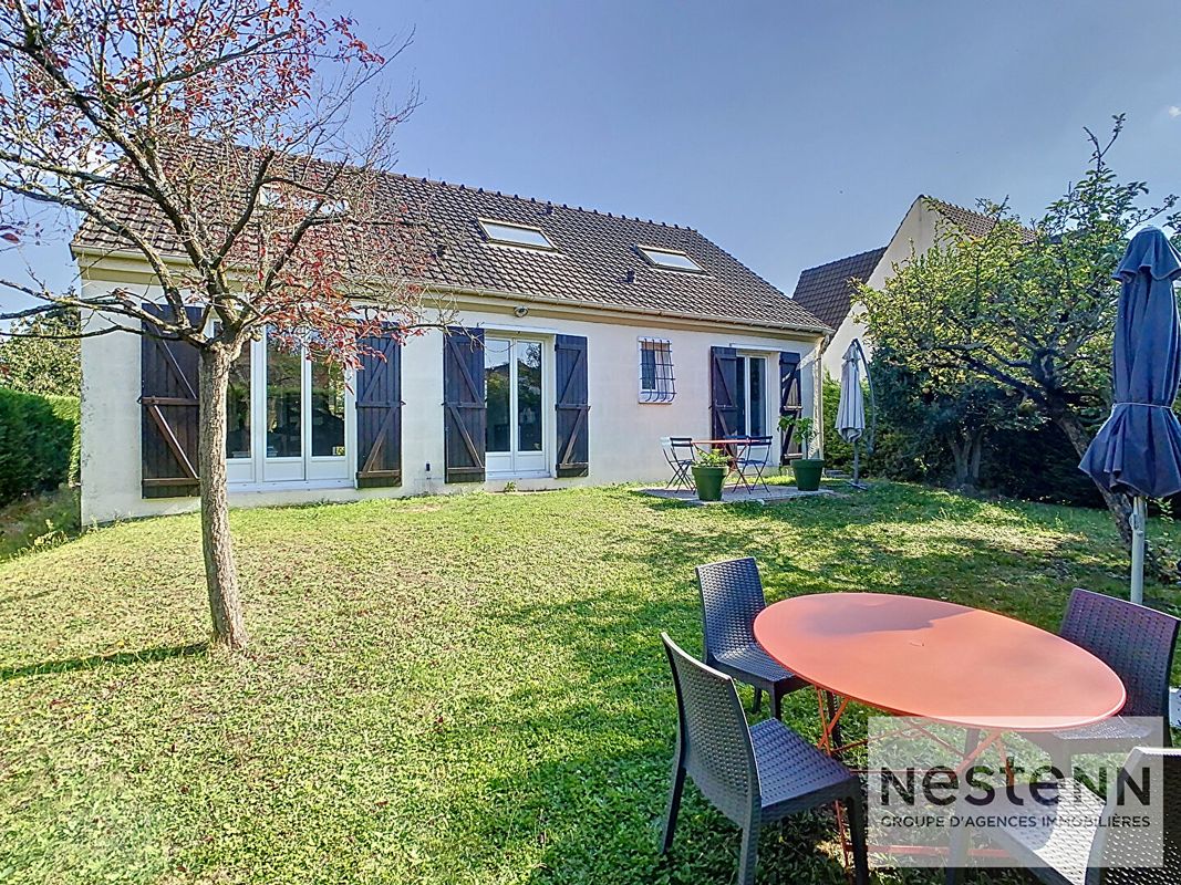 Casa de 4 dormitorios en Saint-Prix, France No. 162816