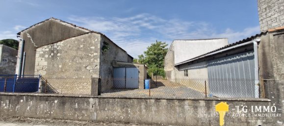 2 bedrooms House in Charente-Maritime, France No. 302619 3