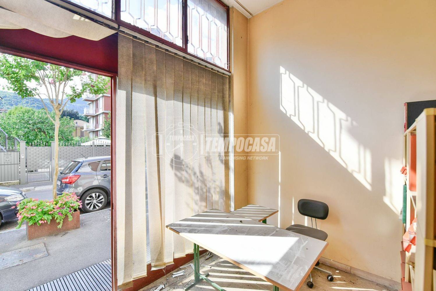 2 rooms Commercial property in Erba, Italy No. 285802