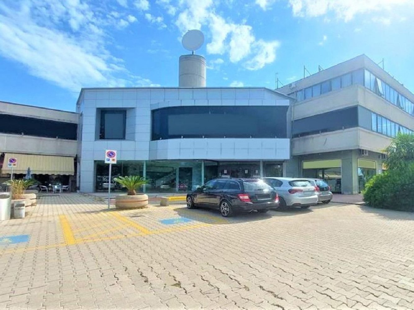 Propriété commerciale à Rocca San Giovanni, Italy 3595m² No. 372984