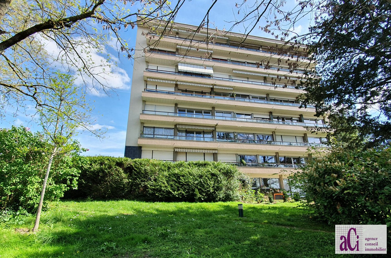 2 bedrooms Apartment in L'Hay-les-Roses, France No. 186638