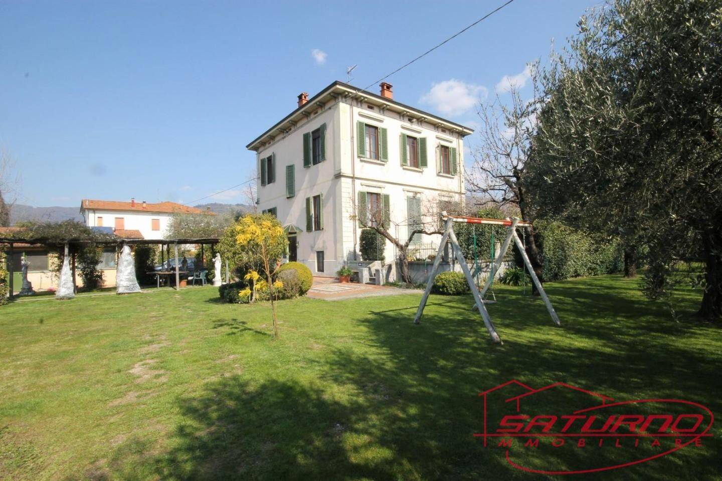 4 bedrooms Villa in Capannori, Italy No. 110339