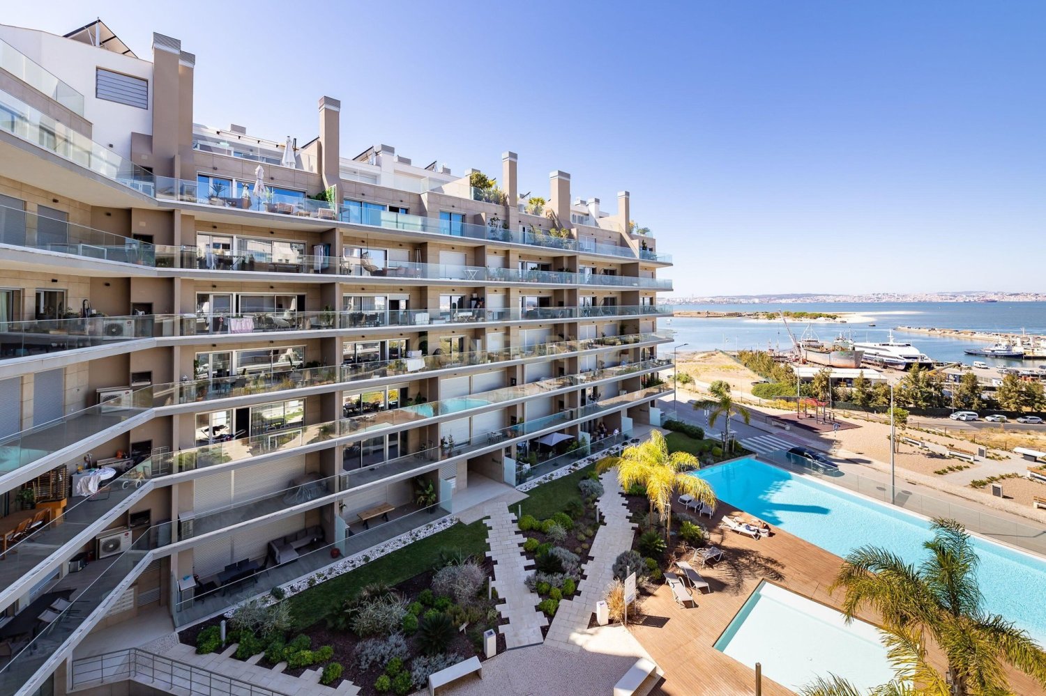 3 bedrooms Apartment in Seixal, Portugal No. 131013