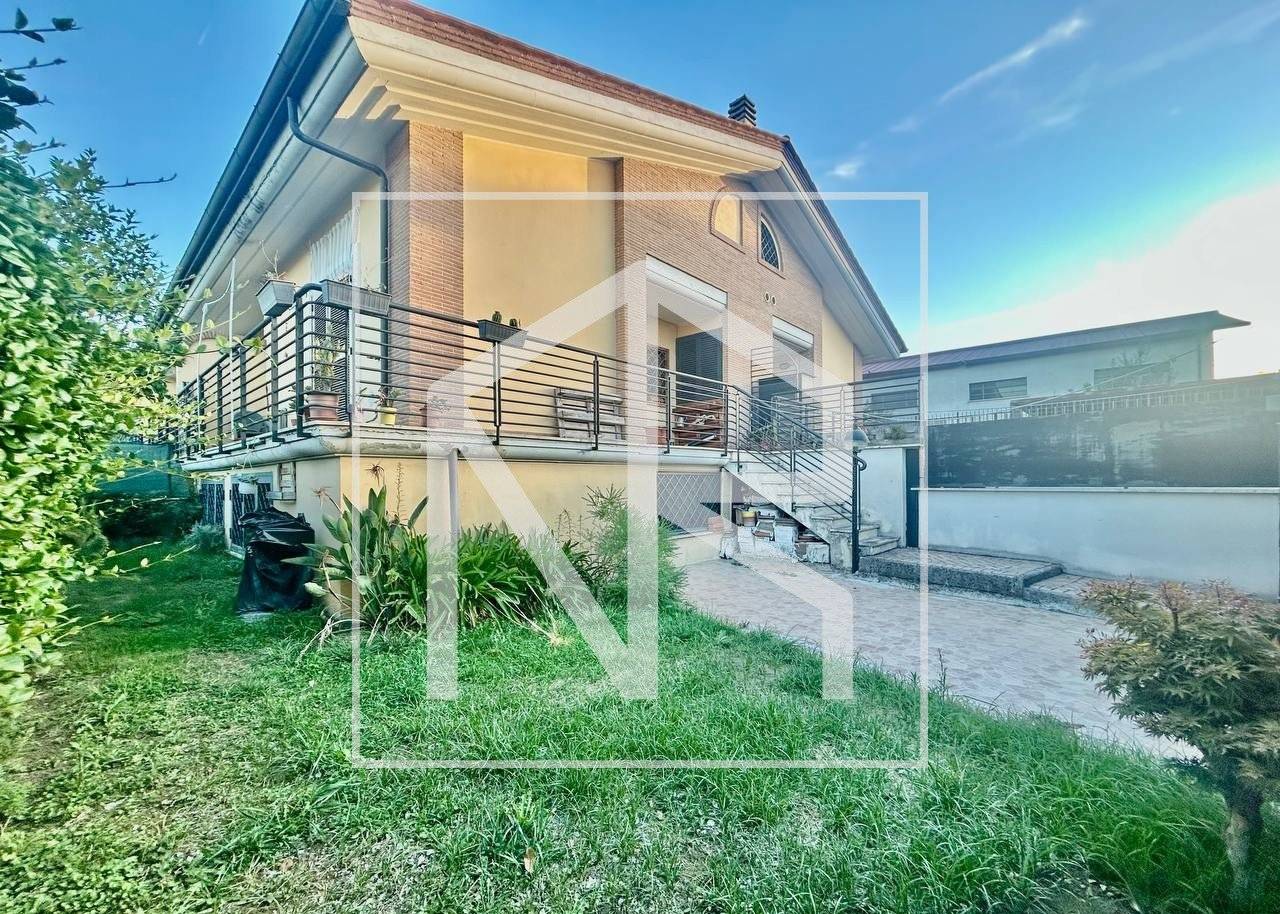 2 bedrooms Villa in Rome, Italy No. 334381