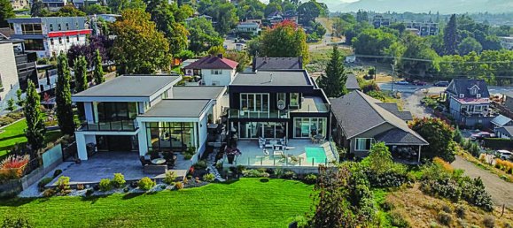 4 bedrooms House in British Columbia, Canada No. 1176 4